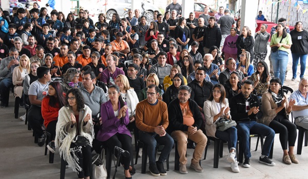 Repleto. Una postal del acto de inauguración en la Rural de Trelew.