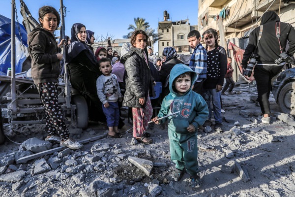 Niños entre los escombros de una mezquita y refugios improvisados que fueron destruidos en los ataques israelíes en Deir El-Balah.