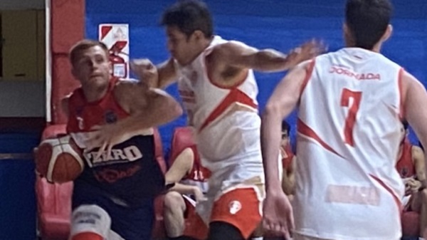 El "Colo" Riera busca desequilibrar al "Mudo" Humphreys. (Foto: @FerroMadryn ).