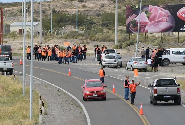 Protesta. Los trabajadores de Vialidad Nacional, aunque suene a paradoja, debieron salir a la ruta 25 para protestar por los nuevos despidos.