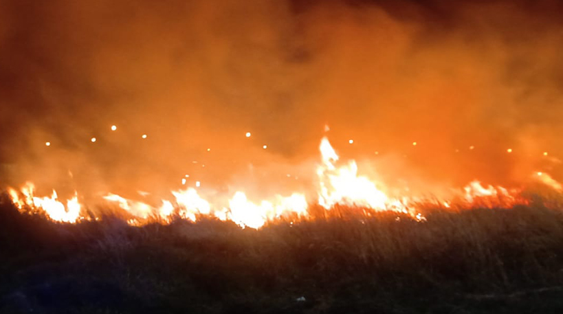 El fuego tuvo tres focos apagados por los bomberos voluntarios.