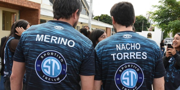 Equipo. El intendente y el gobernador tienen sus camisetas del nuevo club pero les faltó puntería y suerte. 