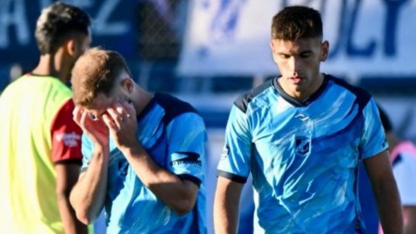 Cristian Gorgerino agarrandose la cabeza y Federico Marín tras el empate de Maipú. Foto: Daniel Feldman/Jornada