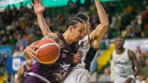 Gimnasia presentó su nueva camiseta edición del mes de la mujer. (Foto: Prensa Gimnasia).