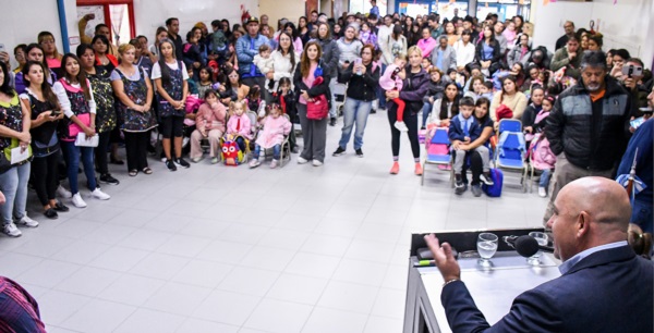 Durante el acto de apertura, el intendente destacó el compromiso de todo el equipo docente y no docente.