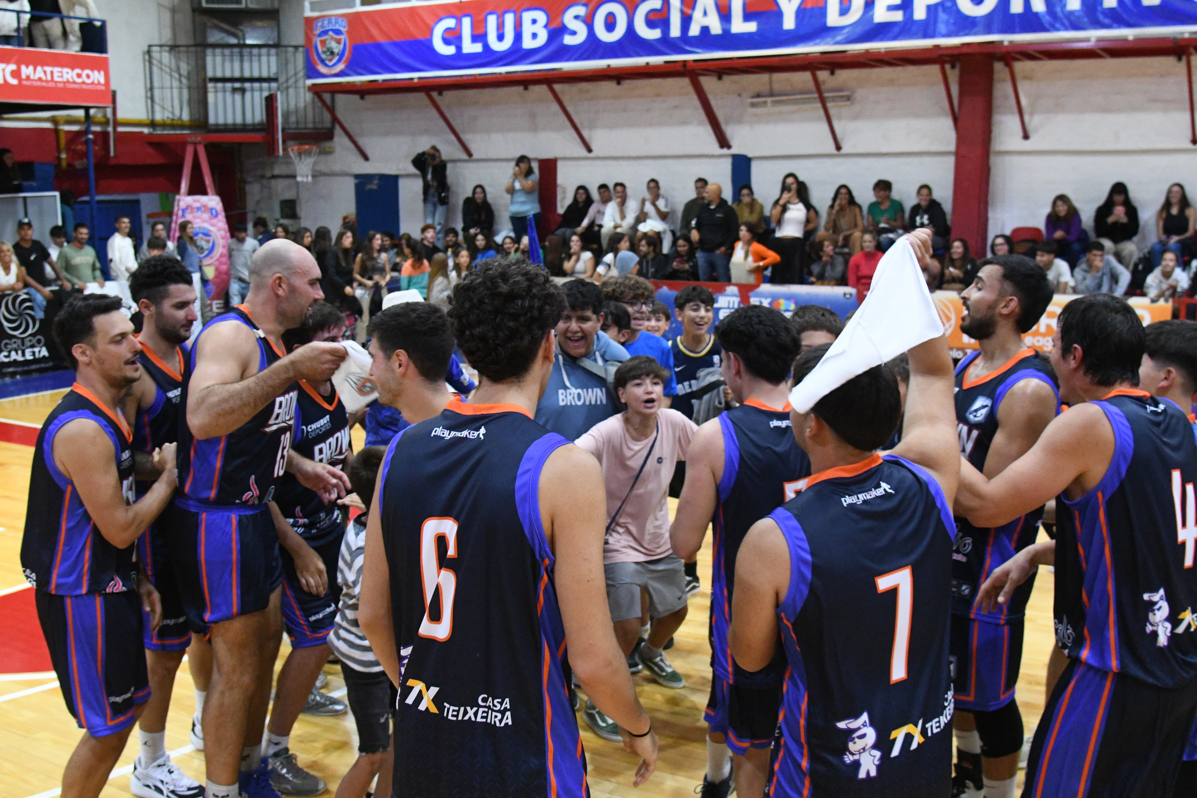Brown, el último campeón de la ABECh, festejo la obtención de la Copa Roberto Boubée. Foto: Mariano Di Giusto/Jornada