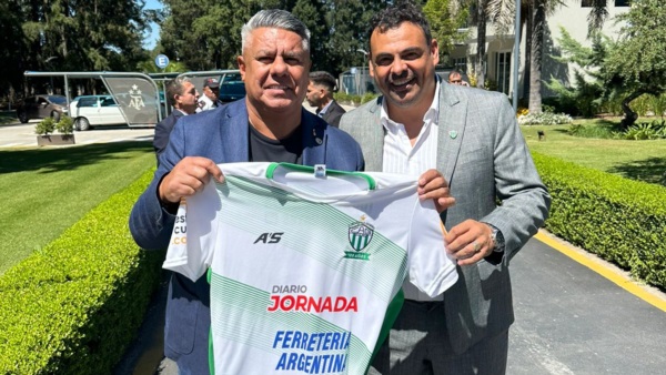"Chiqui". Tapia, junto a Yaniez y la camiseta de Germinal, con el logo de Jornada en el pecho.