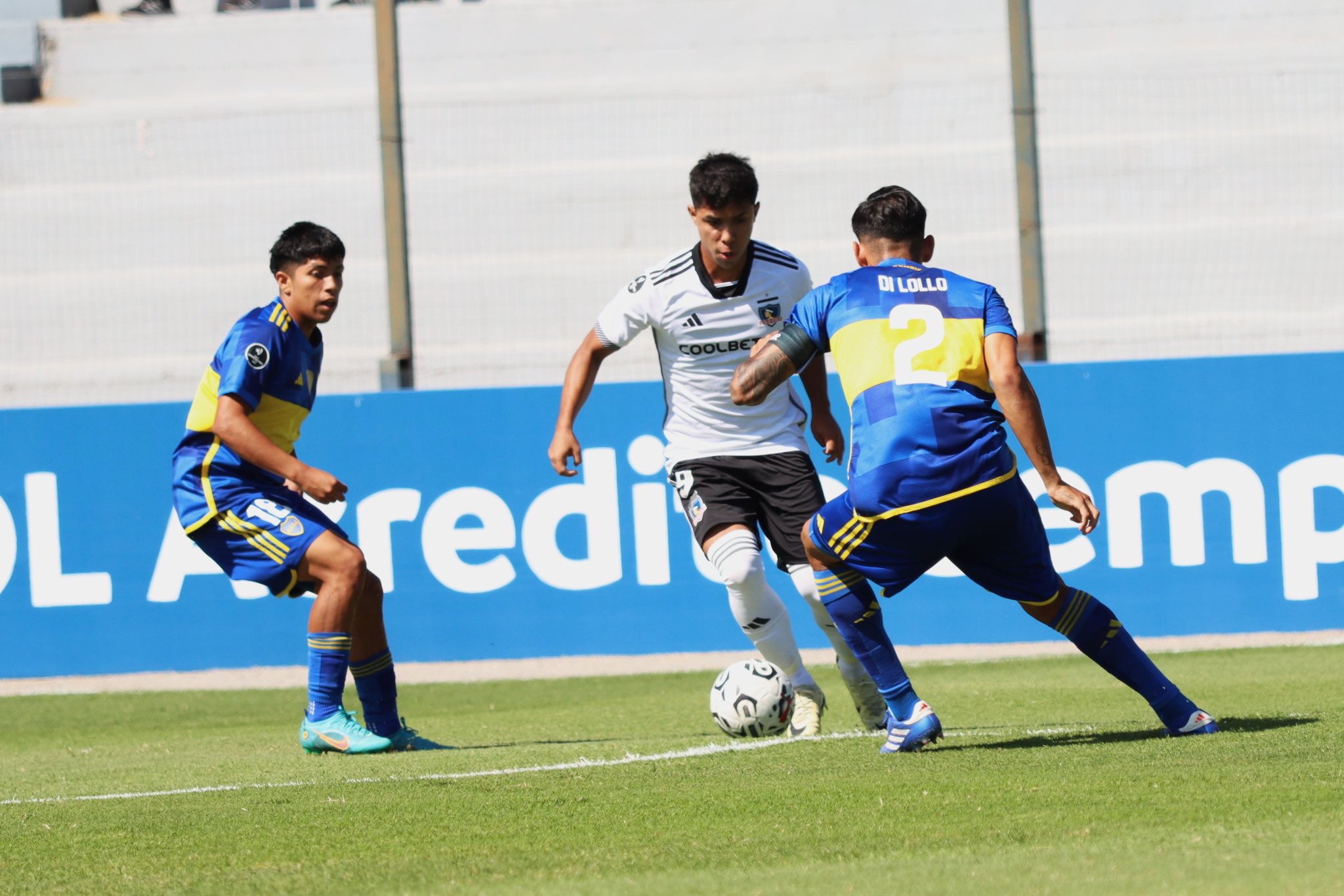 Payal (izquierda, N° 18), titular en Boca.