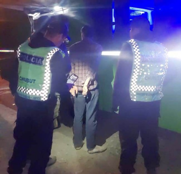 El hombre fue detenido cuando se trasladaba en colectivo en la R40.