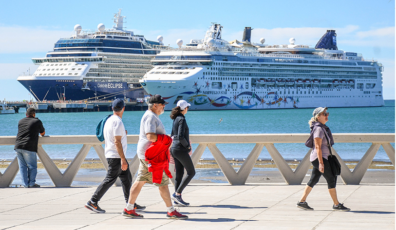 Dos imponentes cruceros atracaron en el muelle Piedra Buena.