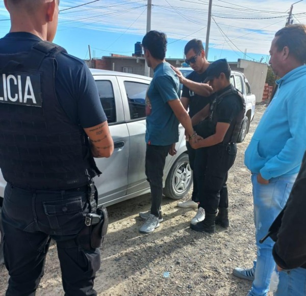 La Policía madrynense detuvo a la pareja sospechosa en plena calle.