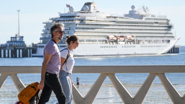 El lujoso buque Sapphire Princess amarró sobre el lado sur del Muelle Comandante Luis Piedra Buena.