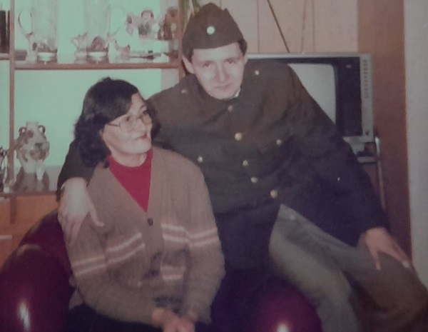 Omar, junto a Berta, su madre.