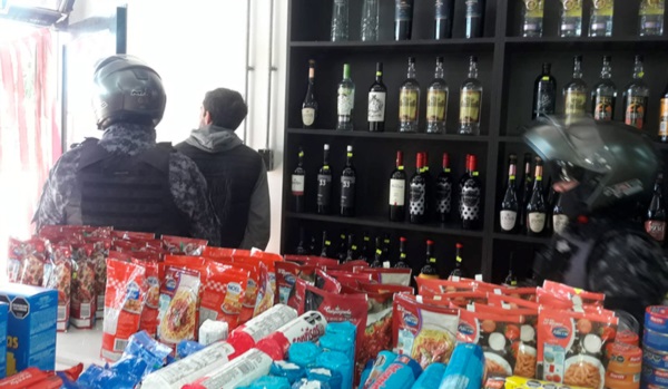 El sujeto pretendió llevarse varios productos y fue aprehendido.