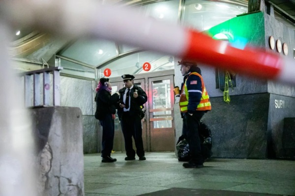 la Policía custodia una estación de transporte público subterráneo. Foto: Xinhua/Michael Nagle