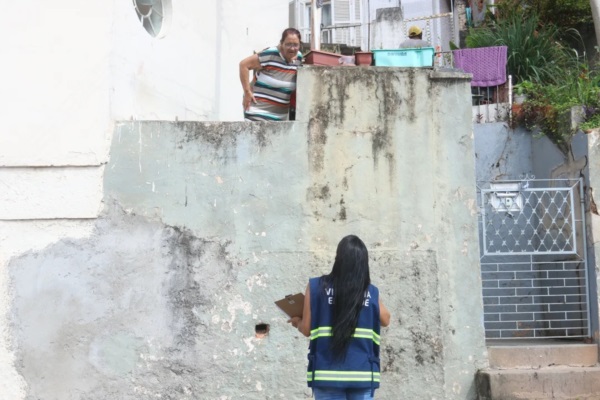 Una trabajadora de salud visita una vivienda en medio del brote de dengue, en Sao Paulo, Brasil, el 8 de marzo de 2024. Foto: Xinhua/Rahel Patrasso.