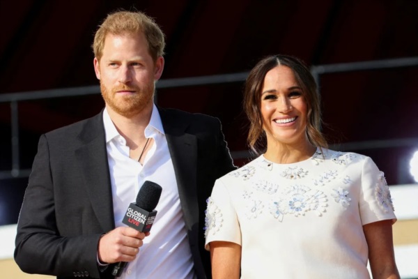 El príncipe Enrique de Reino Unido y Meghan Markle aparecen en el escenario en el concierto Global Citizen Live en Central Park en Nueva York.