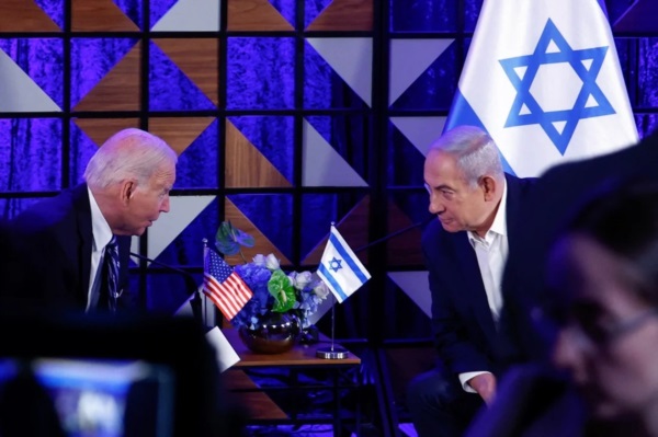 El presidente de Estados Unidos, Joe Biden, y el primer ministro de Israel, Benjamin Netanyahu cuchicheando.