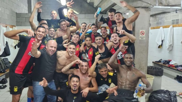 El vestuario fue una fiesta luego de dar vuelta el partido de visitante para sumar el tercer triunfo seguido.