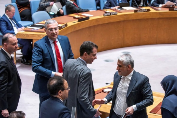 La delegación iraní, y mas atrás sus pares de EE.UU al finalizar la reunión de esta tarde del Consejo de Seguridad en ONU.