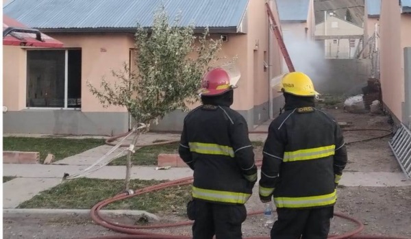 Los Bomberos durante su intervención en el siniestro. 