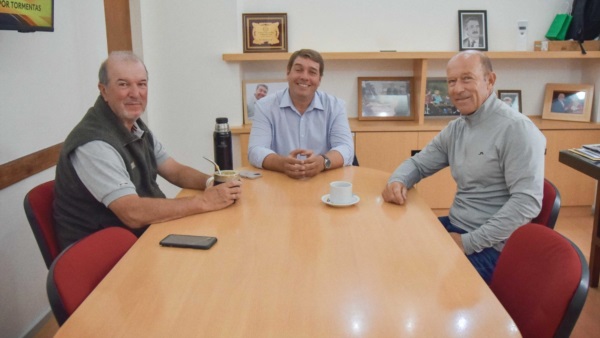 Rolando Iralde, Damián Biss y Gabriel Calderón en el Municipio.