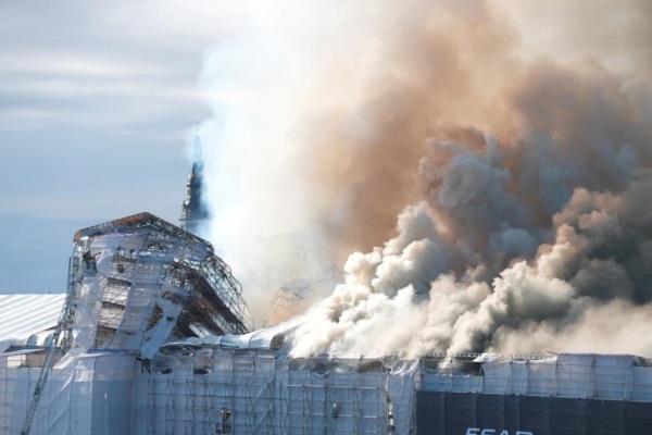 incendio en la Antigua Bolsa, Boersen, en Copenhague, Dinamarca, el 16 de abril 2024. Foto: Ritzau Scanpix/Ida Marie Odgaard/via Reuters.