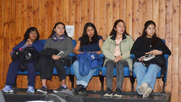 Familiares y allegados a Ana Calfín y una marcha en Esquel.