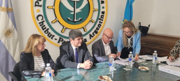 Una postal de la firma del esperado contrato en la ciudad petrolera.