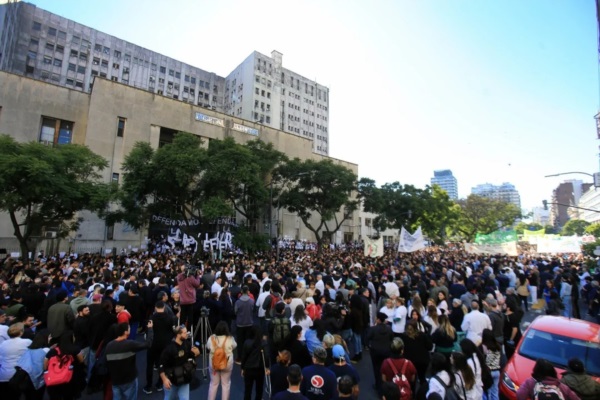 Estudiantes y docentes de la Universidad de Buenos Aires realizan un abrazo simbólico al hospital de Clínicas.