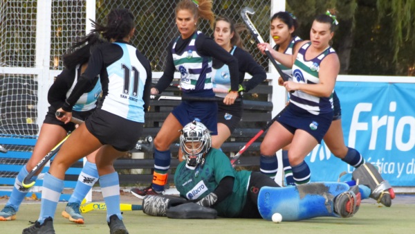 Maia Barchetta, arquera de las "Cebras", salva un gol ante San Jorge, por el Regional "C". (Foto: Norman Evans/Jornada).
