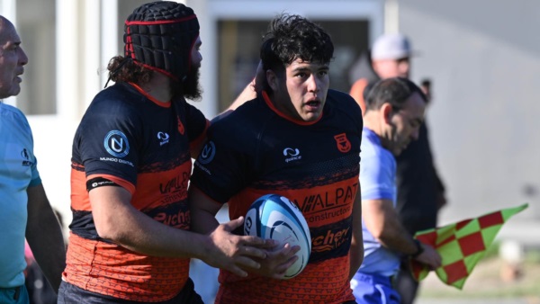 Bruno Bassi felicita a Facundo Huenchuquir que acaba de apoyar su try. (Foto: Daniel Feldman/Jornada).