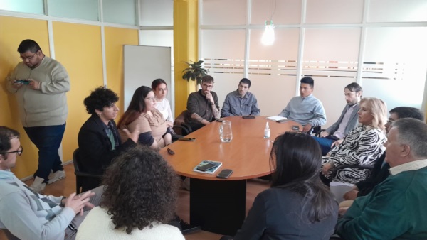 Ediles de Trelew con estudiantes y personal docente y no docente.