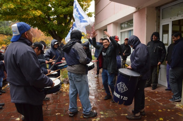 Bajo la lluvia, los municipales esperaron respuestas.
