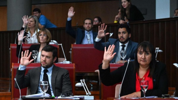 El bloque Arriba Chubut adhiriendo a la marcha de este martes 23.