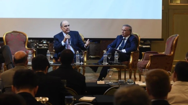 Francos y Miguel Pichetto, confortablemente apoltronados en el hotel Alvear.