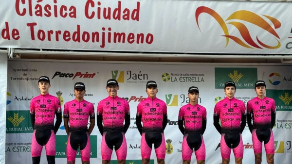 Crozzolo (de lentes) junto a sus compañeros de equipo en la 40°edición de la Clásica Torredonjimeno".
