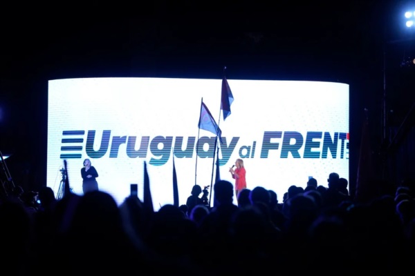 La precandidata a presidente por el Frente Amplio, Carolina Cosse (d-atrás), habla durante el lanzamiento de su campaña, en Montevideo.