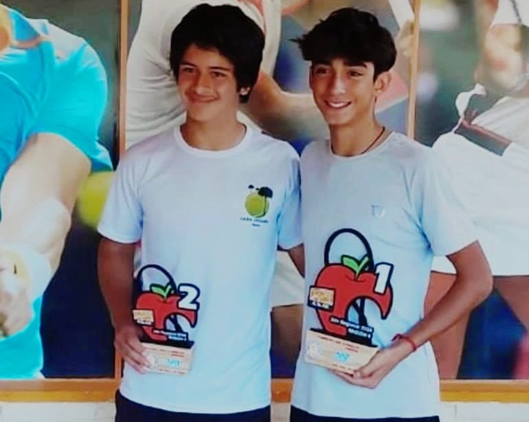 El trelewense Lorenzo March (derecha) y su vencido en la final masculina de la Sub 14, el neuquino Mirko Uribe.