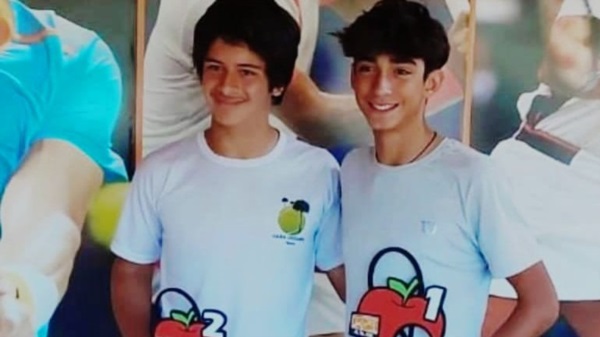 El trelewense Lorenzo March (derecha) y su vencido en la final masculina de la Sub 14, el neuquino Mirko Uribe.