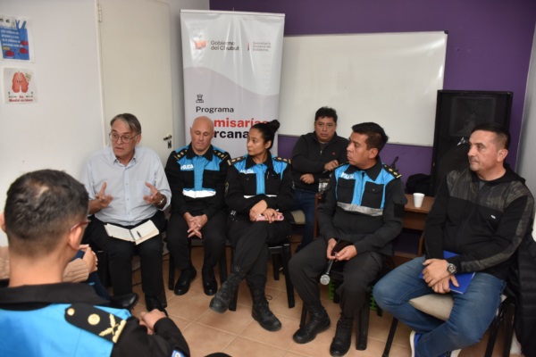 El secretario de Gobierno, Mario Romero, junto a Policía y vecinos explicando qué sucederá con La Calera. Foto: Sergio Sparza/Jornada