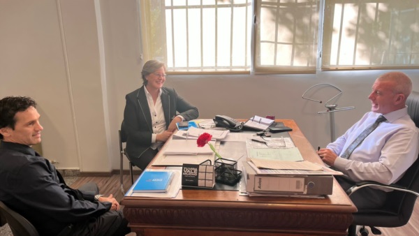 Funcionarios del Banco con el intendente James.