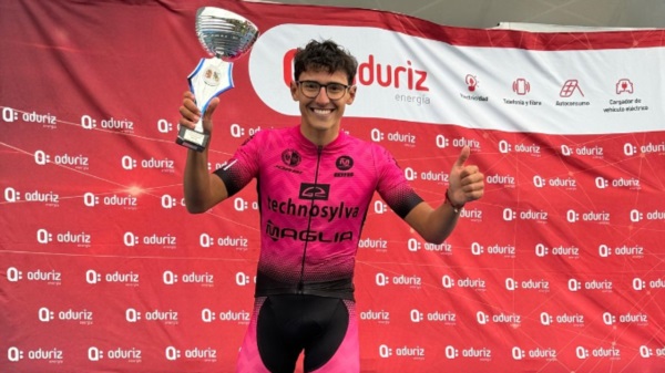Crozzolo con su trofeo por haber obtenido el primer puesto en el Meta Montaña.