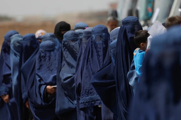 Mujeres afganas desplazadas esperando para recibir ayuda en efectivo para desplazados en Kabul. Foto: Reuters/Ali Khara