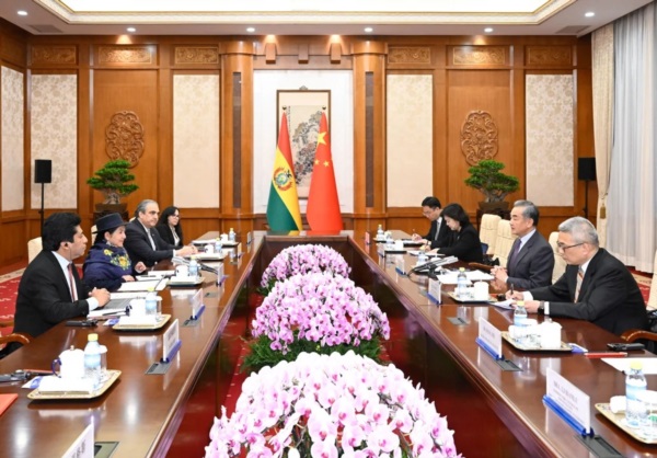 Wang Yi, también miembro del Buró Político del Comité Central del Partido Comunista de China, conversa con Sosa Lunda, en Pekín. Foto: Xinhua/Shen Hong.