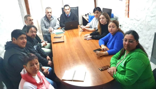 Con caras serias, en Esquel aún no hay acuerdo salarial.