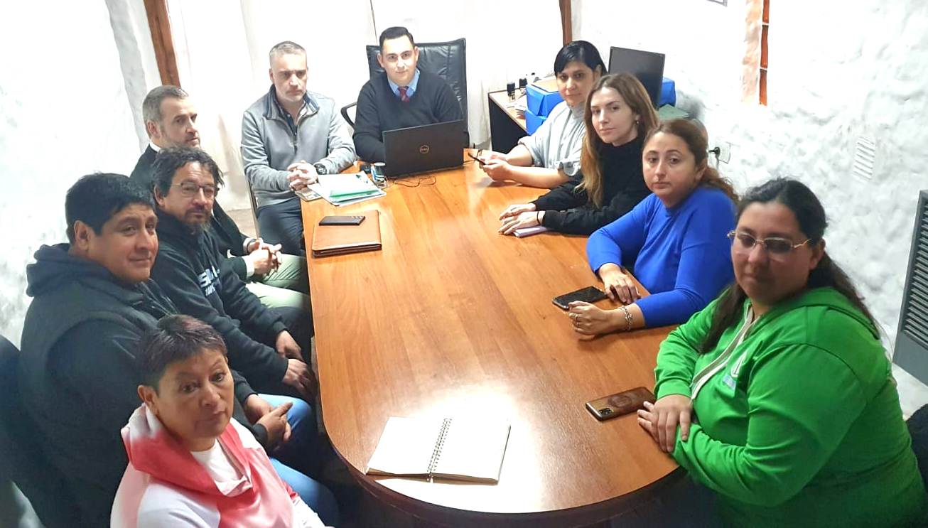 Con caras serias, en Esquel aún no hay acuerdo salarial. 