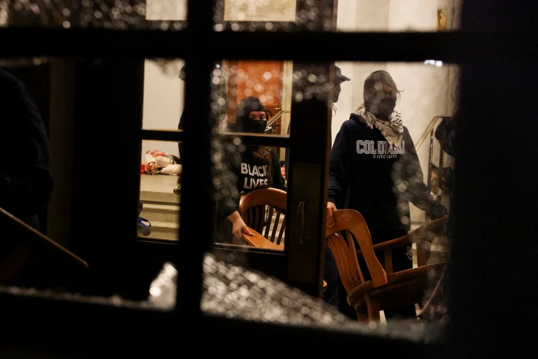 Manifestantes atrincherados en el Hamilton Hall de la Universidad de Columbia. Foto: Reuters/Caitlin Ochs