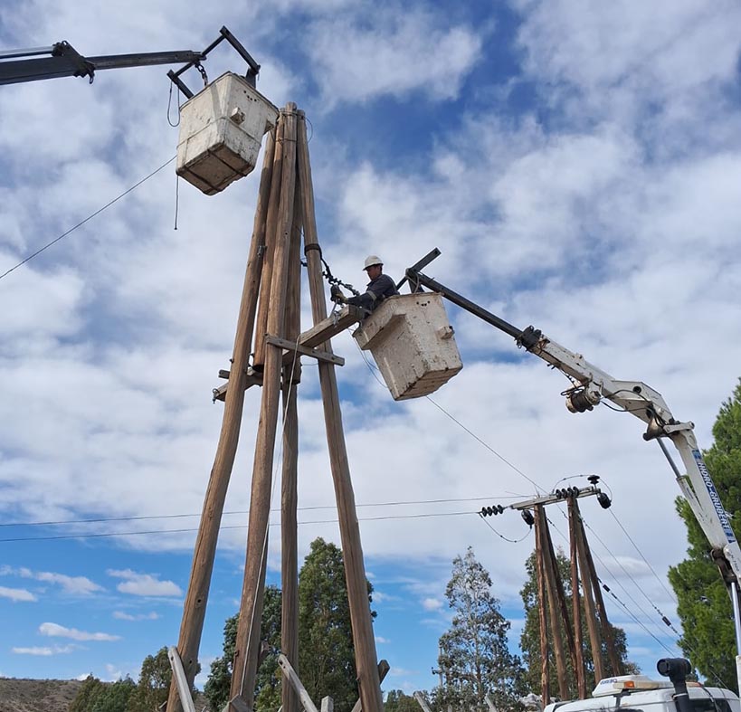 Los postes con estructura de madera traen cada vez más problemas.