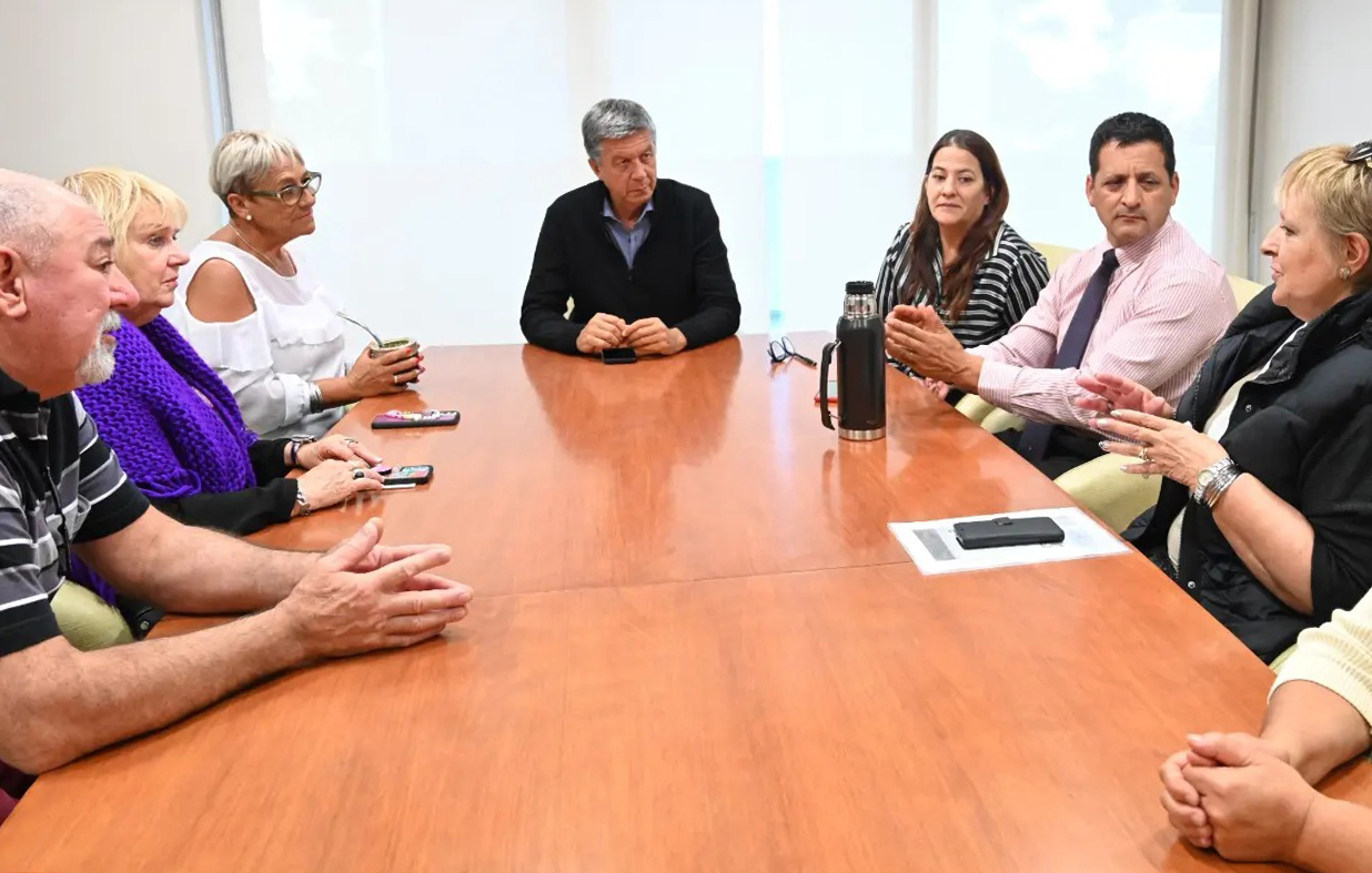 Además del Banco y del ISSyS, los jubilados dialogaron con el vicegobernador Gustavo Menna.